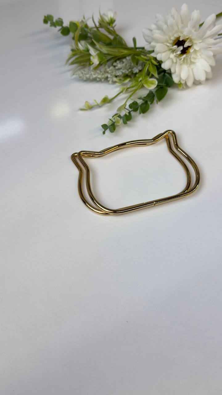 يدة حقيبة قطة